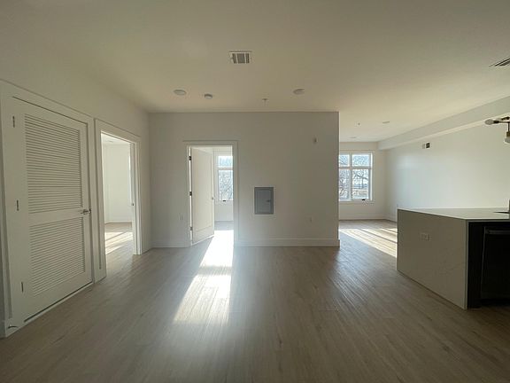5th image of 276 Duncan Ave #4E