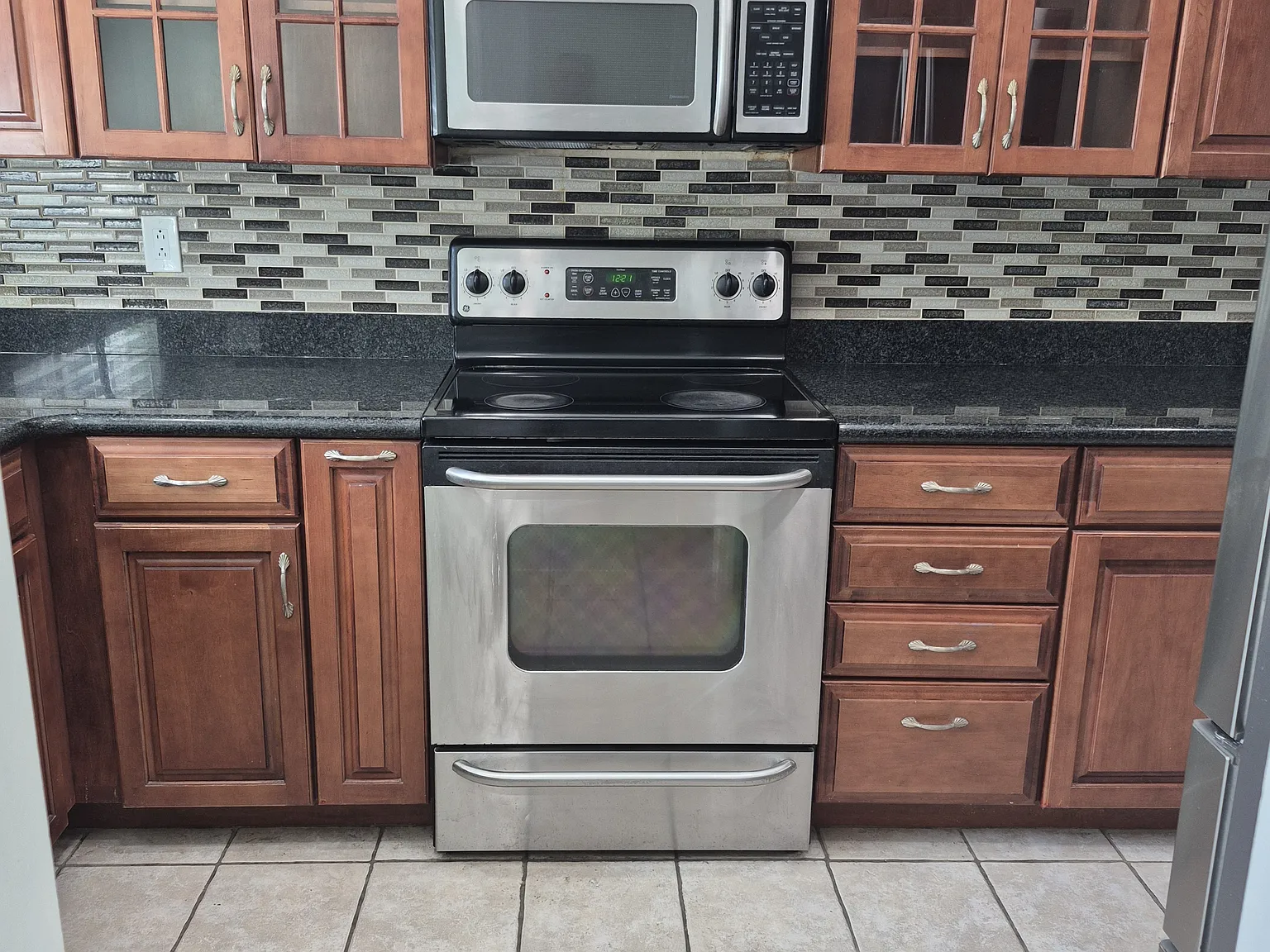 3 bed, 1.5 bath, 1146 sqft, $3,800 — Photo 2
