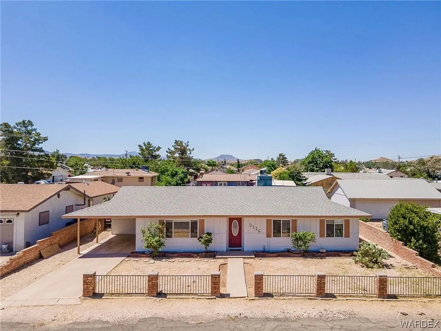 3 Bedroom 2 Bathroom Home — Photo 1