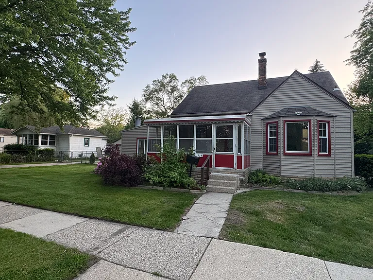 21935 Elmwood Ave — Photo 2