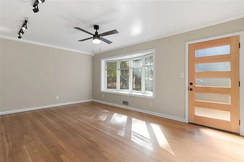 3 bed, 2.5 bath, 2011 sqft, $2,600 — Photo 4