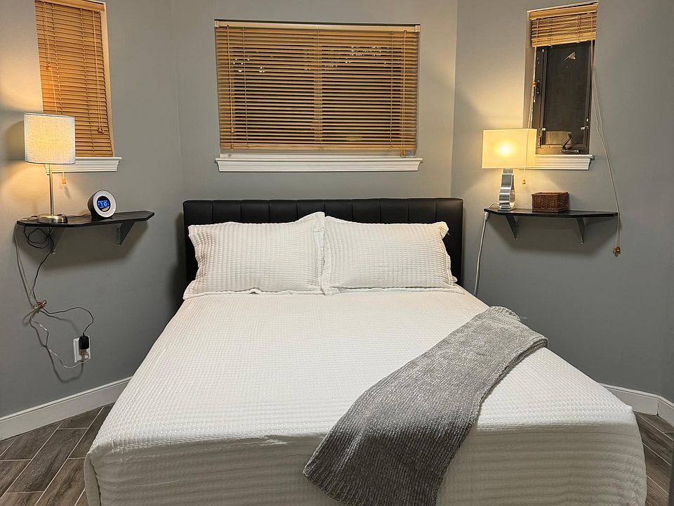 bedroom queen bed
