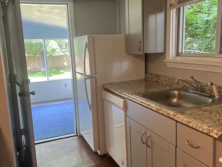 65 Curve St #3 — Photo 13