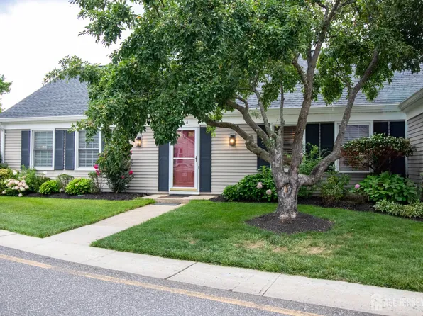 451 Roxbury Ln #A, Monroe, NJ 08831