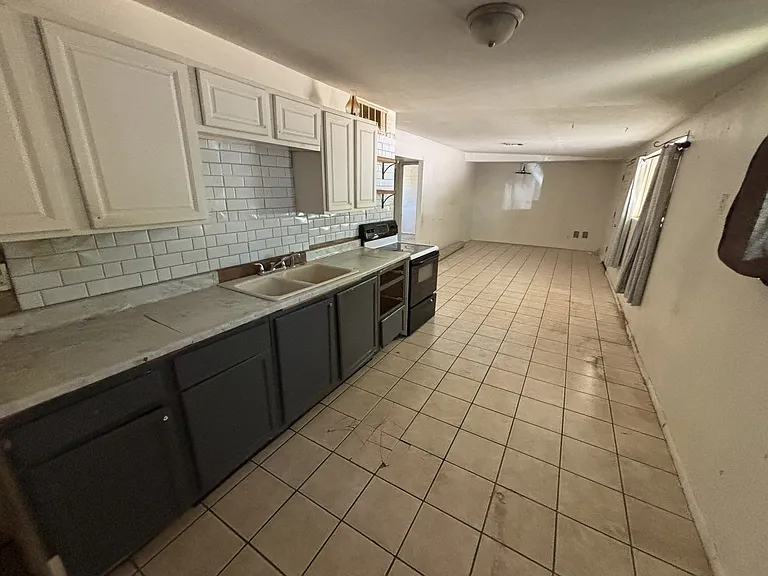6424 W Columbus Ave — Photo 2