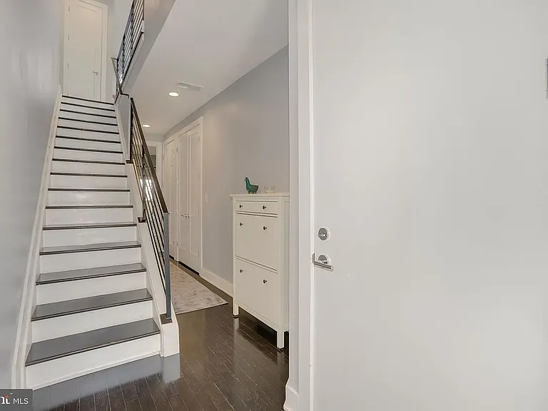 1030 Perry St NE — Photo 2