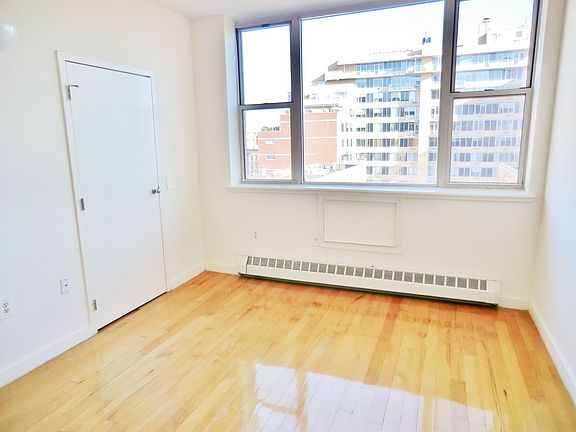 5th image of 444 Manhattan Ave APT 8A