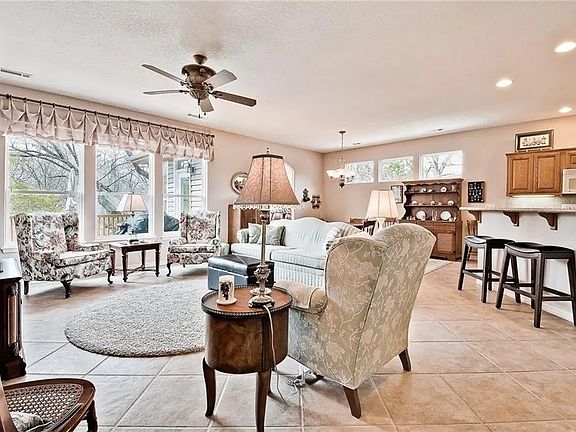 5th image of 15 Glenbrook Ln