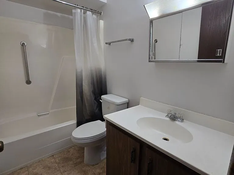 103-105 107 Martin Dr — Photo 4
