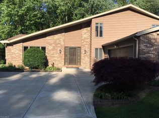 7109 Timber Ln, Olmsted Township, OH 44138