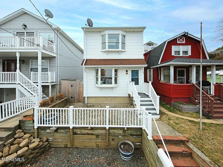67 S Bay Ave — Photo 2