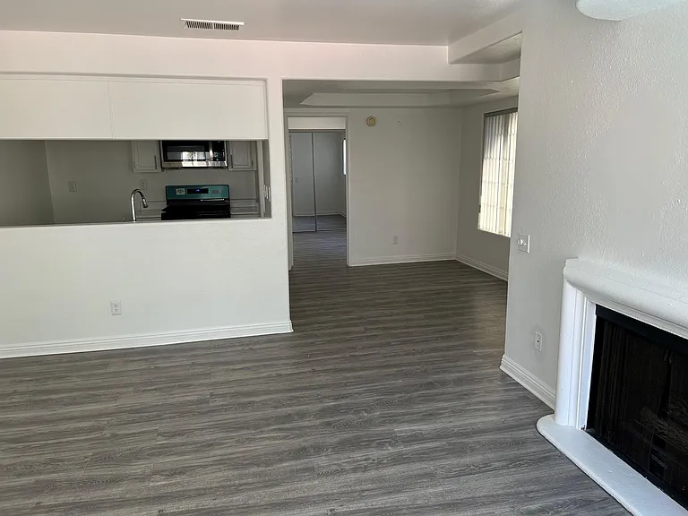 Canoga Luxury Apartments — Photo 41