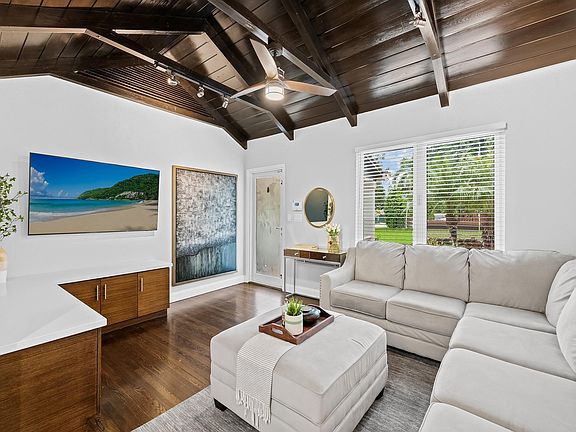 3rd image of 825 SW 4th Court