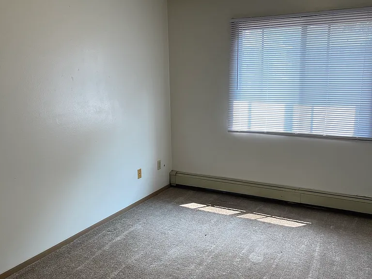 806 E College St #17 — Photo 8