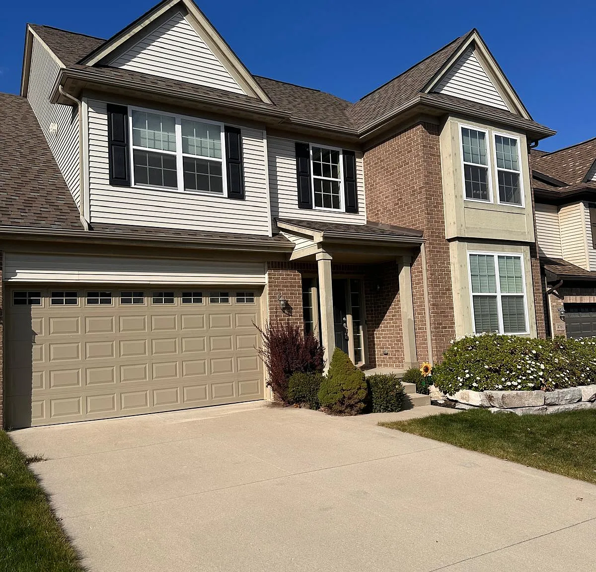 3 bed, 2.5 bath, 2611 sqft, $3,200 — Photo 2