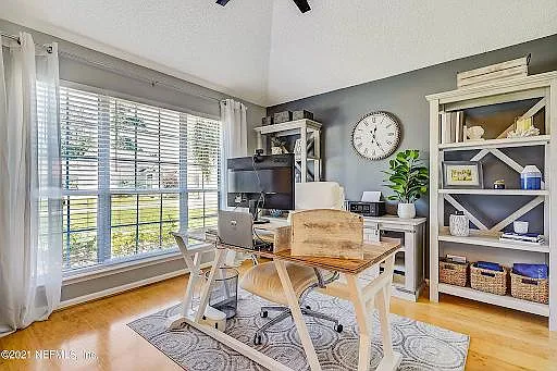 1555 Lakeway Dr — Photo 4