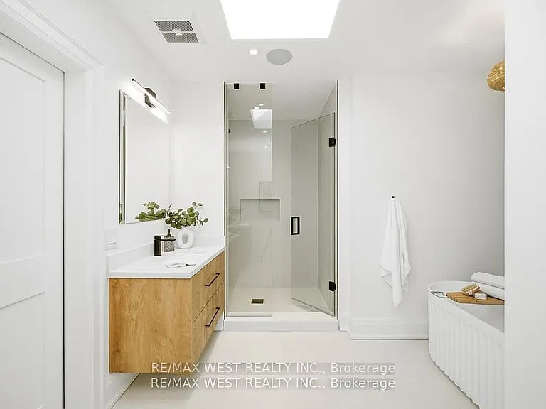 390 Saint Clarens Ave #UPPER — Photo 18