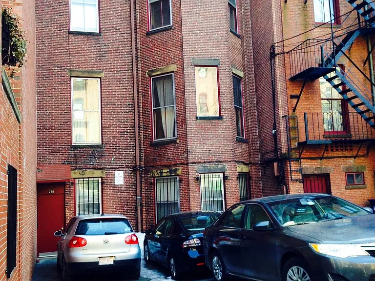 Commonwealth Ave — Photo 2