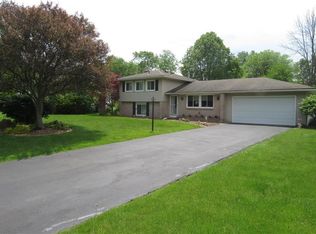 74 Bright Oaks Dr, Rochester, NY 14624