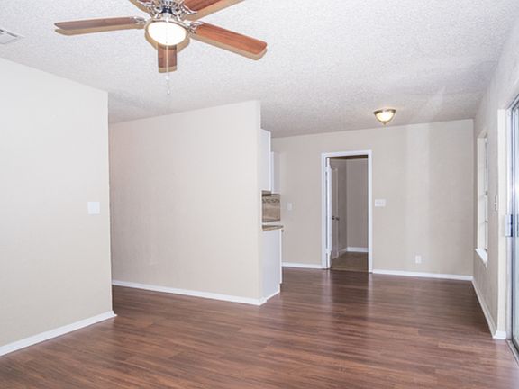 3rd image of 5859 Castle Hunt Dr