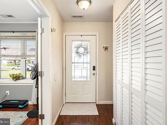 4th image of 10 N Hill Dr