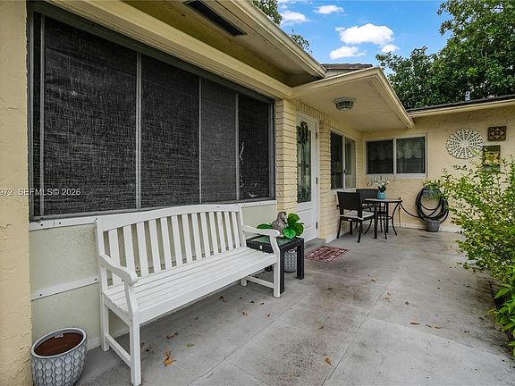 3rd image of 410 SW Natura Ave