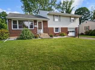 1979 Ravenwood Dr, Bethlehem, PA 18018