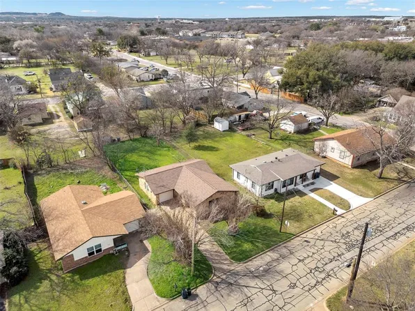 907 W Bridge St, Granbury, TX 76048