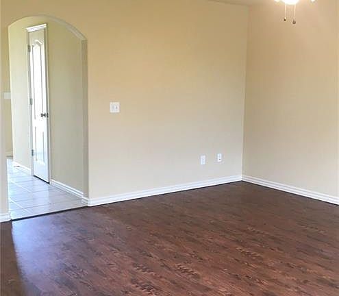 3rd image of 927 Oak Crossing Dr