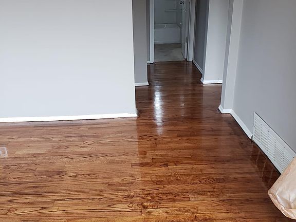 3rd image of 1260 Roslyn Ave