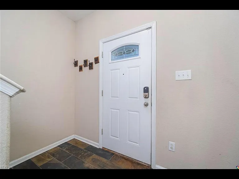 1107 Carver Ave — Photo 3