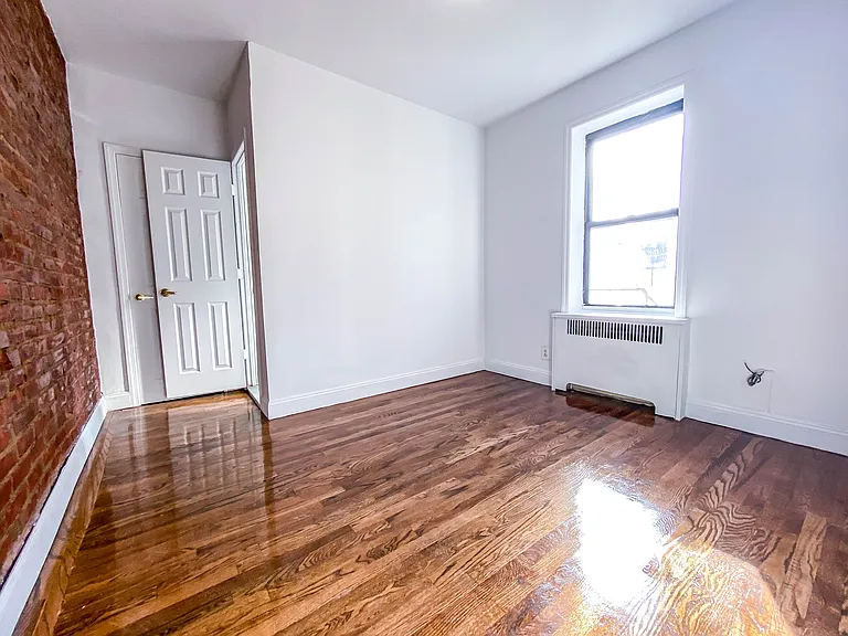 3111 Crescent St #B4 — Photo 2
