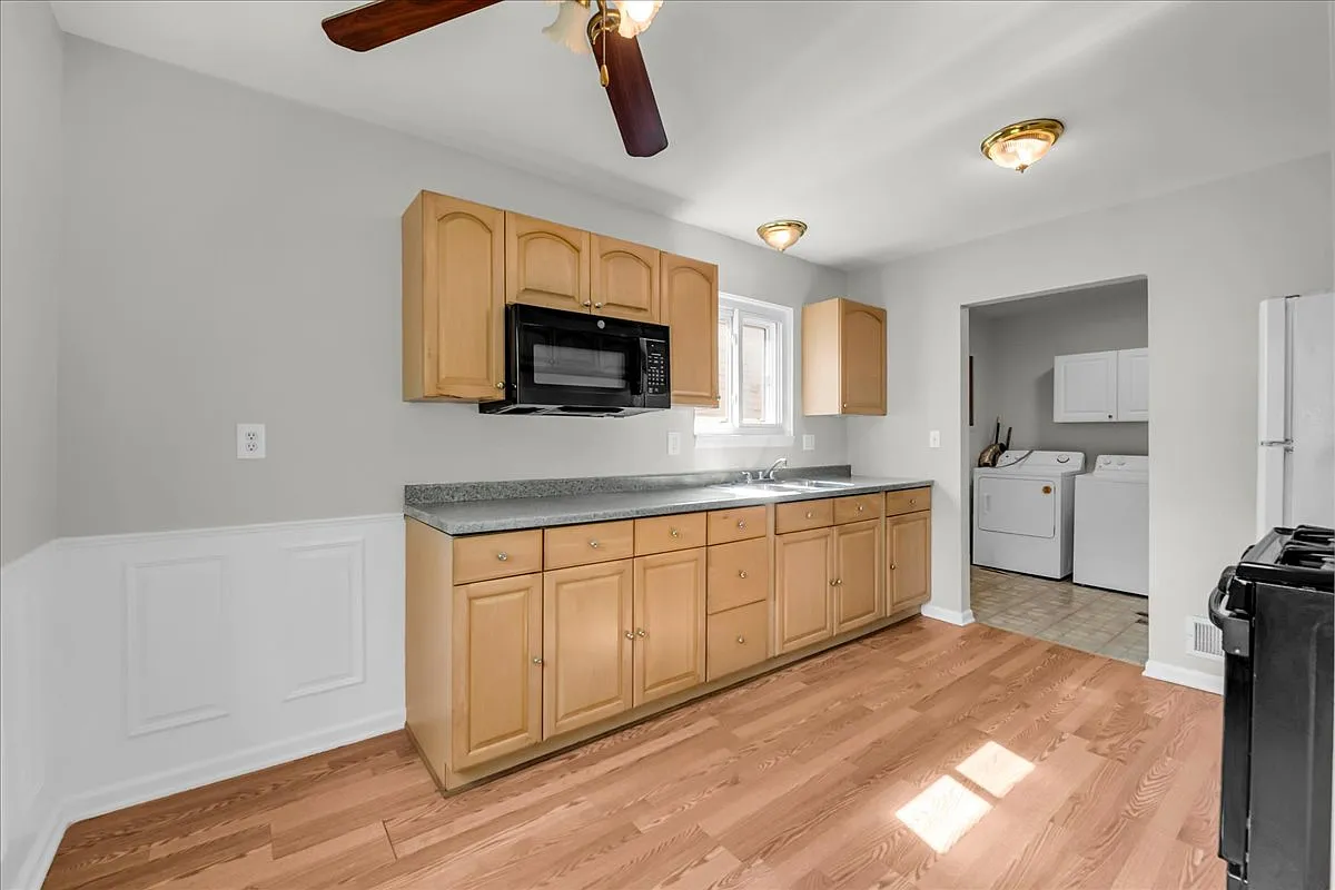 3 bed, 936 sqft, $1,350 — Photo 4