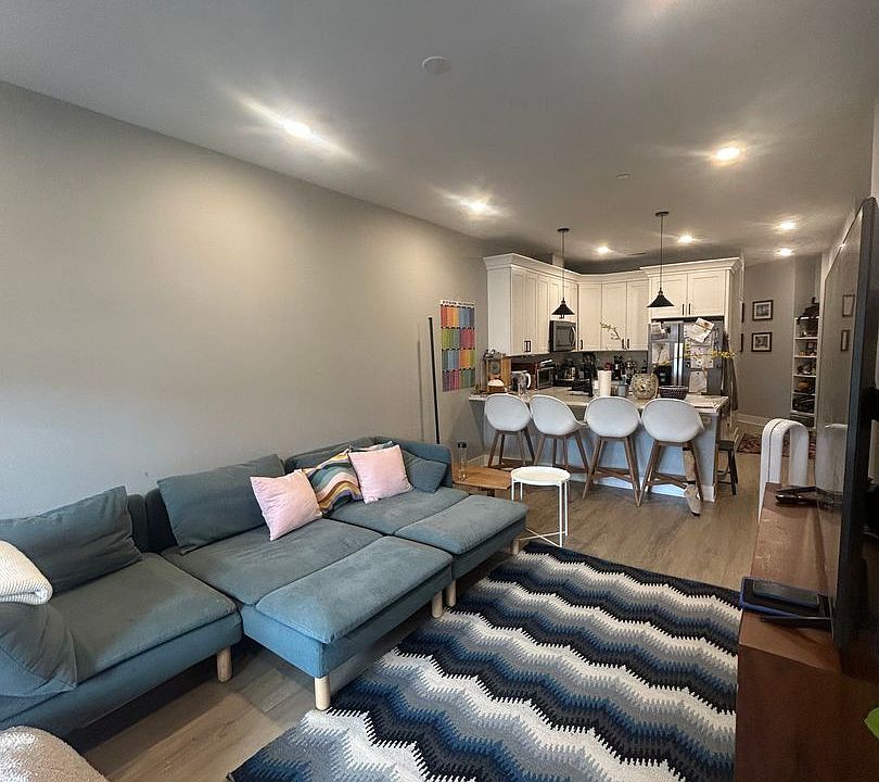 1st image of 3118 N Greenview Ave #301