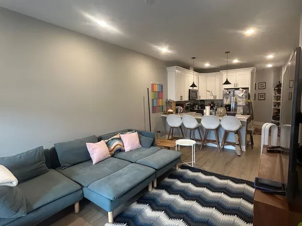 3118 N Greenview Ave #301, Chicago, IL 60657