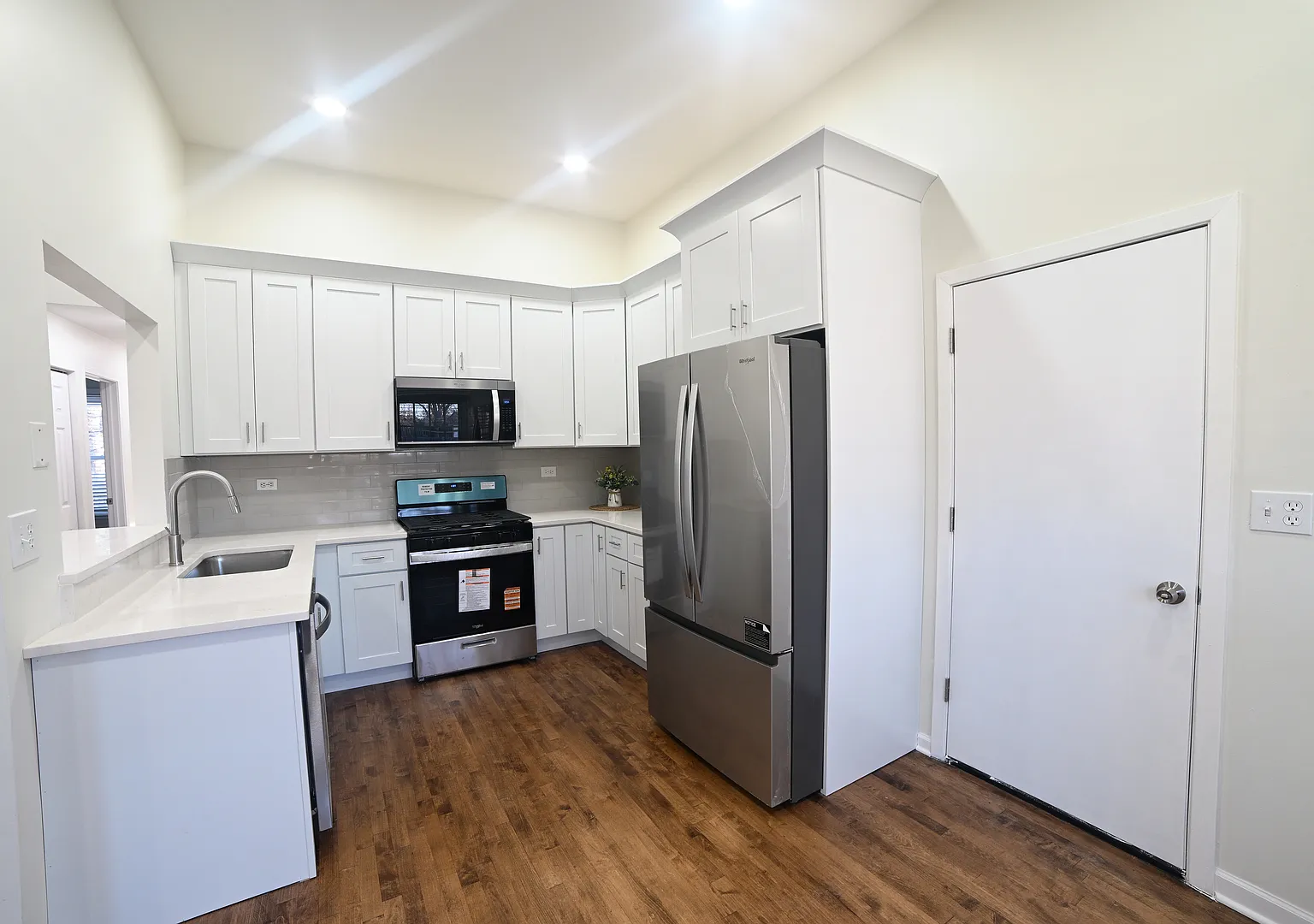 3 bed, 1100 sqft, $2,850 — Photo 3