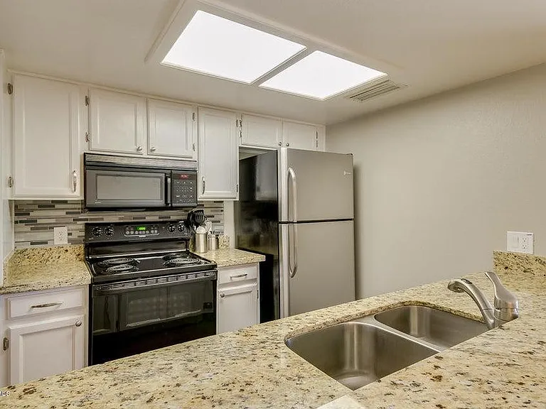 9315 W Morrow Dr — Photo 2