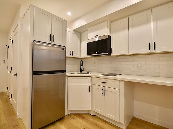 5th image of 3960 Carpenter Ave #109