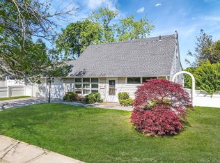 6 Arizona Ave, Syosset, NY 11791