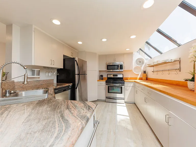 8132 Camino Del Sol #D — Photo 4