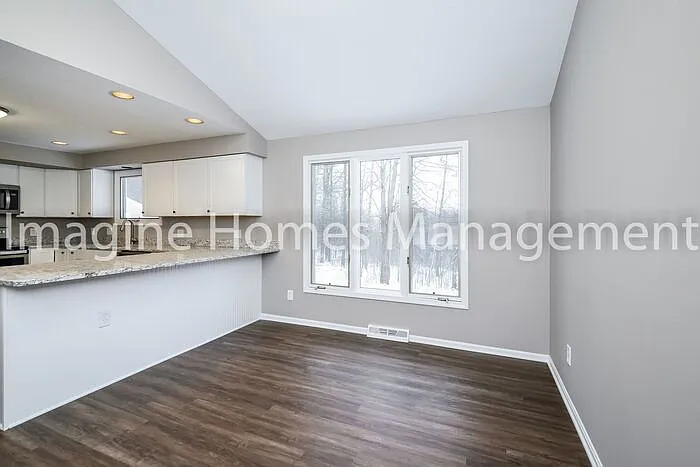 3 bed, 2.0 bath, 2484 sqft, $2,995 — Photo 4