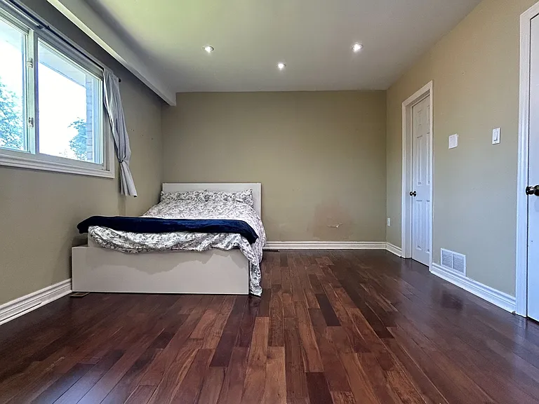 23 Pineway Blvd #MAIN FLOOR — Photo 7