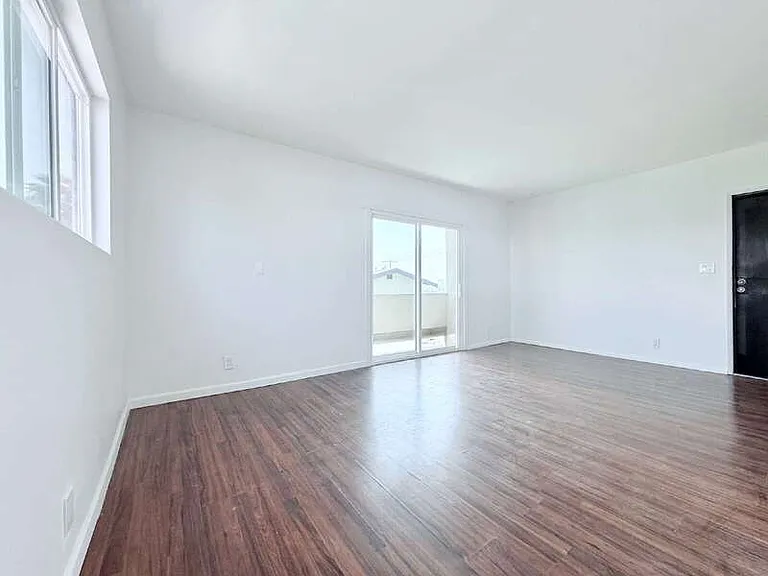 1915 S Longwood Ave #5 — Photo 2