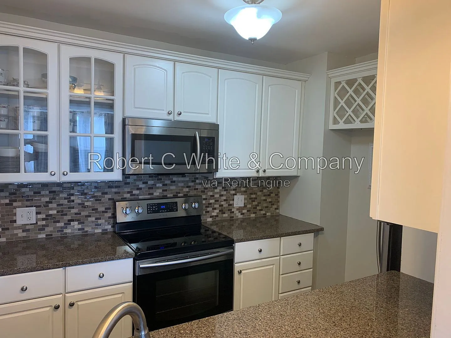 1 bed, 1.0 bath, 563 sqft, $1,535 — Photo 2