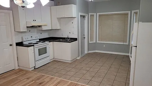 17105 Greenway Dr Photo 1