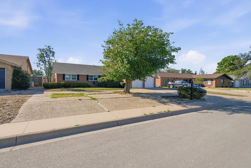 3 bed, 2.0 bath, 1435 sqft, $2,300 — Photo 2