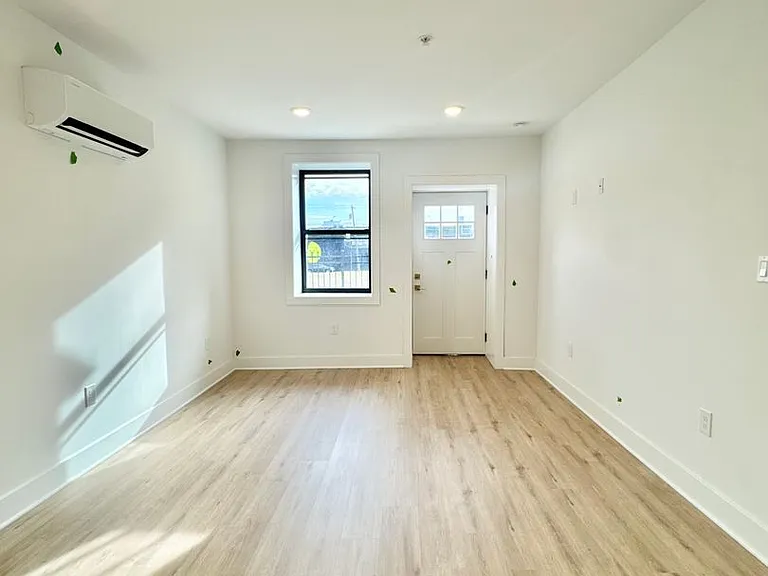 1422 N 8th St — Photo 17