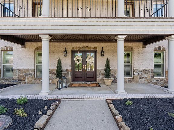 3rd image of 665 Huntington Ln