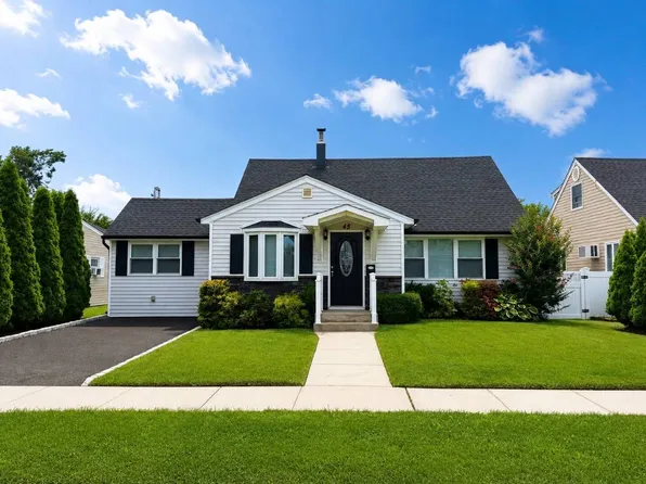45 Berkeley Pl, Massapequa, NY 11758
