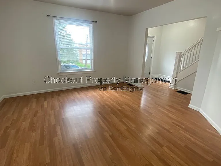 1916 Knox Ave — Photo 2
